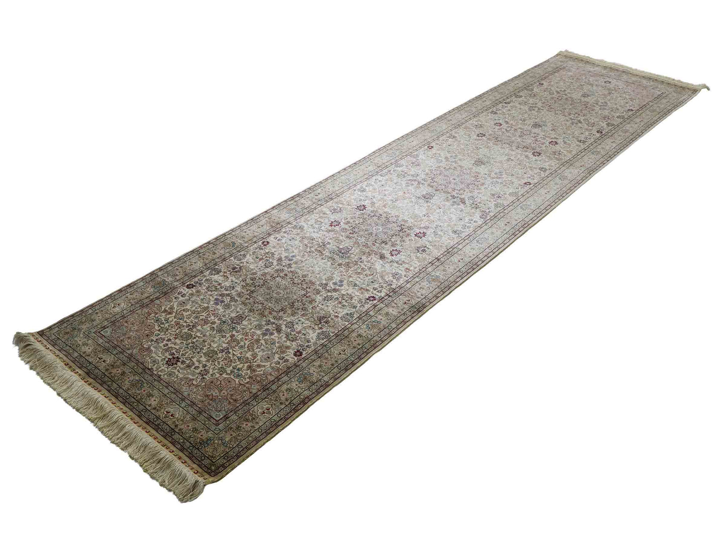 Sehr feiner, handgeknüpfter Khademi Orientteppich mit Hereke Design aus purer Seide, creme, weiß, beige. 307x79 cm. Vertrieb durch Jupiter Intl.