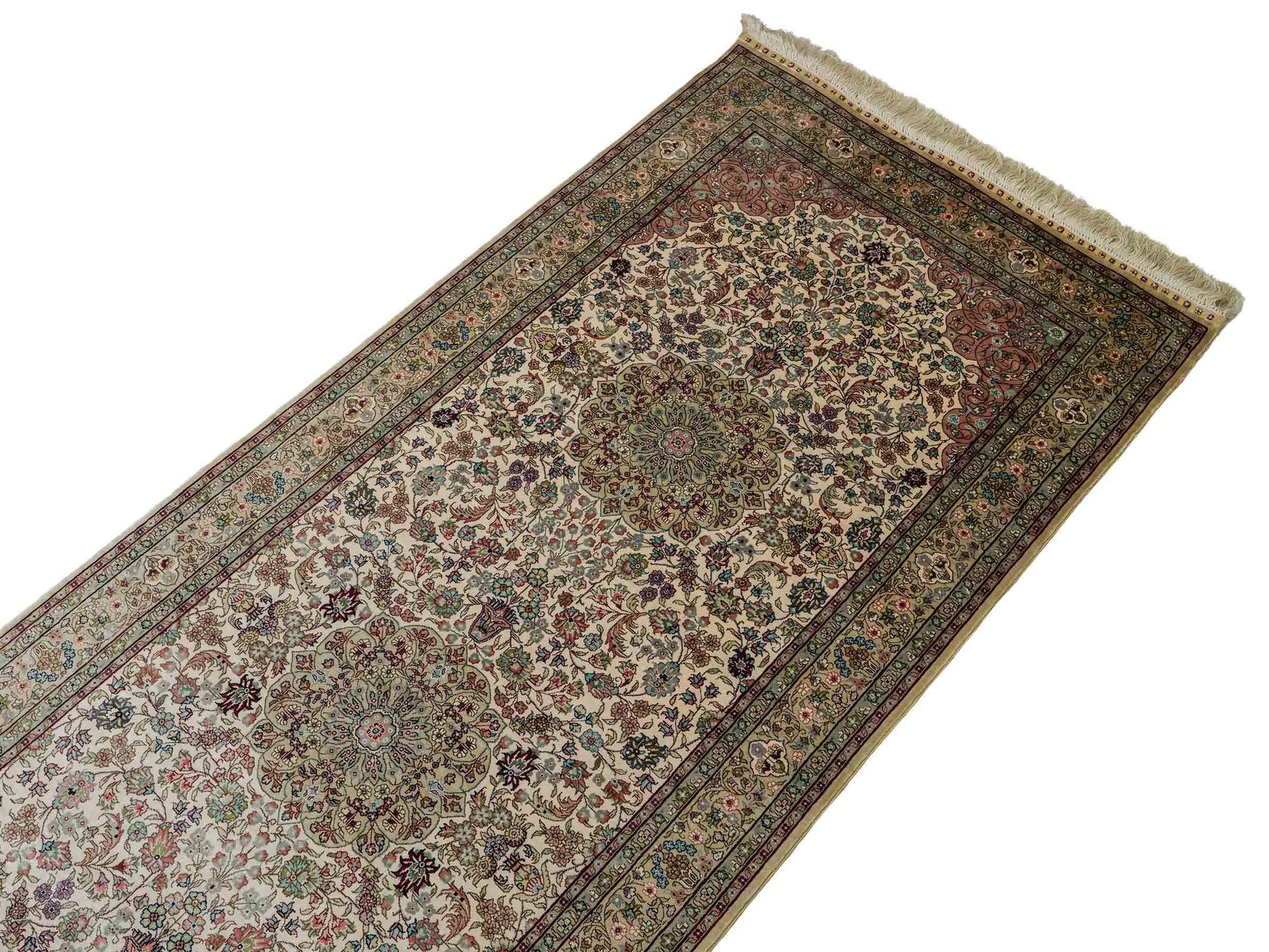 Sehr feiner, handgeknüpfter Khademi Orientteppich mit Hereke Design aus purer Seide, creme, weiß, beige. 307x79 cm. Vertrieb durch Jupiter Intl.