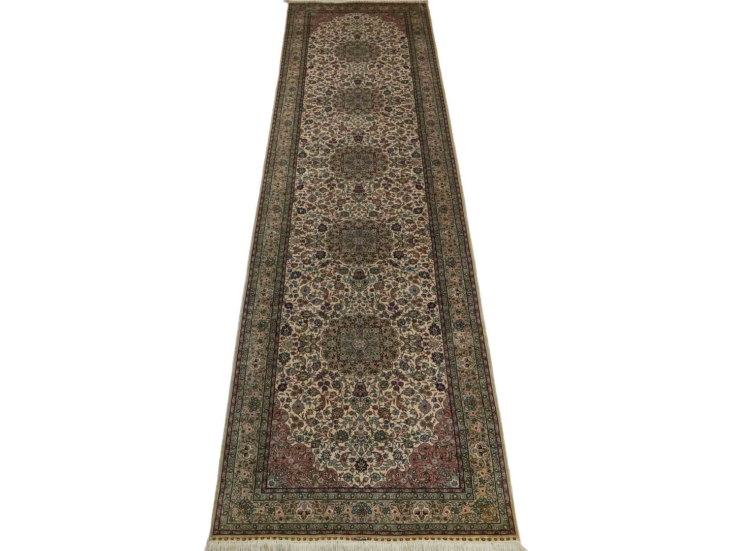 Sehr feiner, handgeknüpfter Khademi Orientteppich mit Hereke Design aus purer Seide, creme, weiß, beige. 307x79 cm. Vertrieb durch Jupiter Intl.