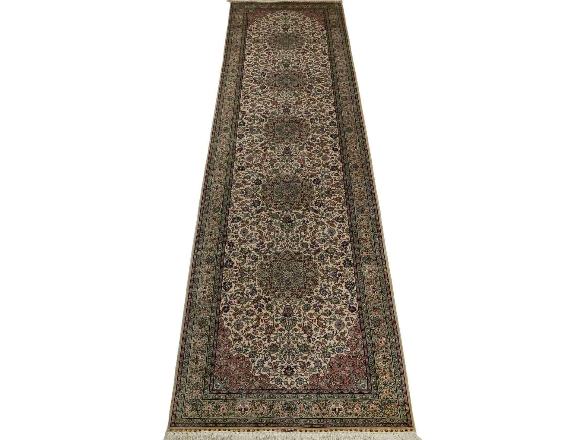 Sehr feiner, handgeknüpfter Khademi Orientteppich mit Hereke Design aus purer Seide, creme, weiß, beige. 307x79 cm. Vertrieb durch Jupiter Intl.