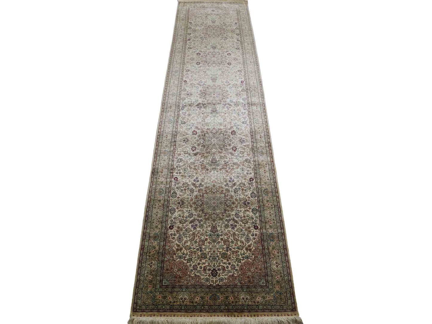 Sehr feiner, handgeknüpfter Khademi Orientteppich mit Hereke Design aus purer Seide, creme, weiß, beige. 307x79 cm. Vertrieb durch Jupiter Intl.