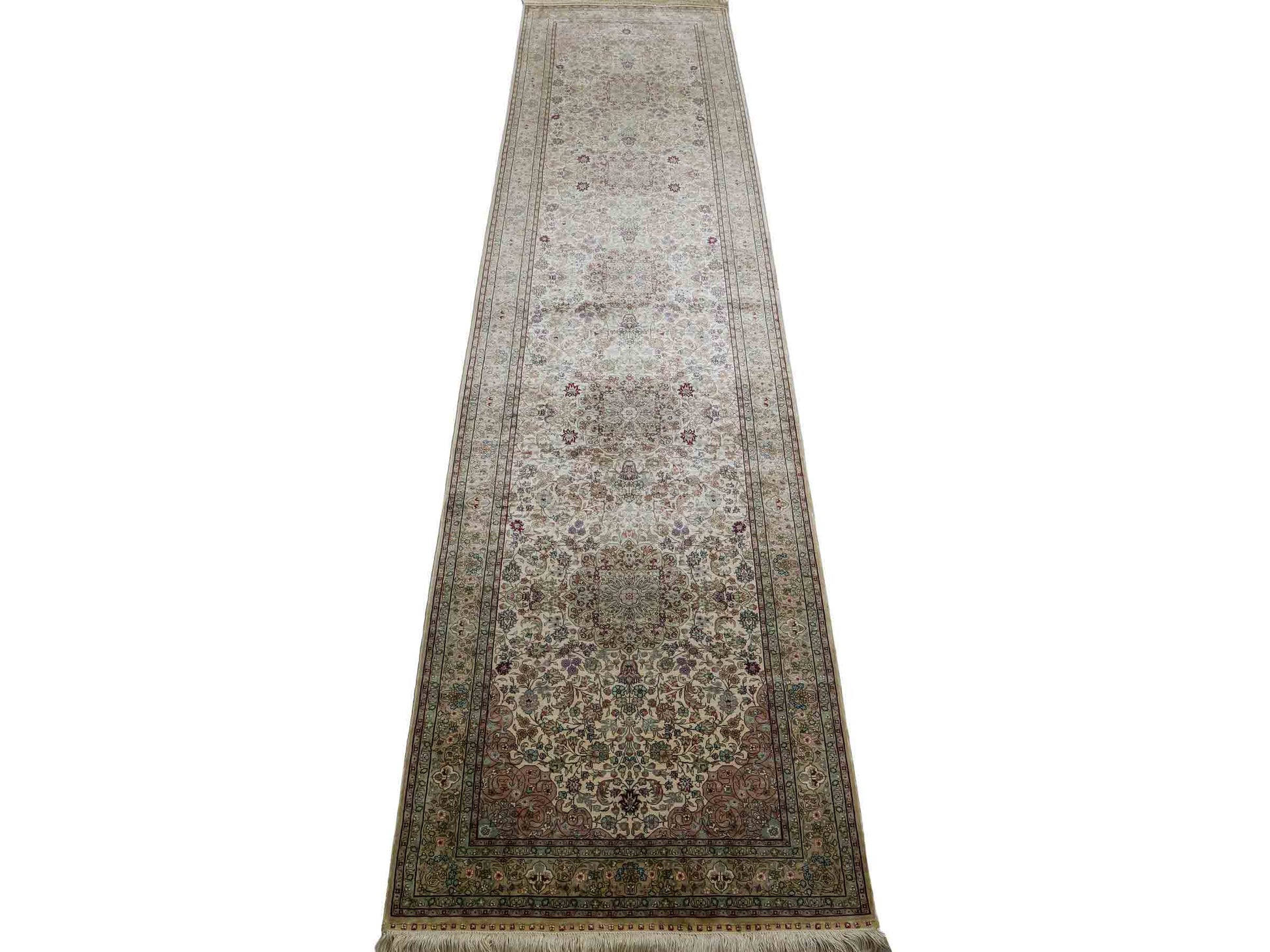 Sehr feiner, handgeknüpfter Khademi Orientteppich mit Hereke Design aus purer Seide, creme, weiß, beige. 307x79 cm. Vertrieb durch Jupiter Intl.