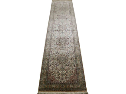 Sehr feiner, handgeknüpfter Khademi Orientteppich mit Hereke Design aus purer Seide, creme, weiß, beige. 307x79 cm. Vertrieb durch Jupiter Intl.