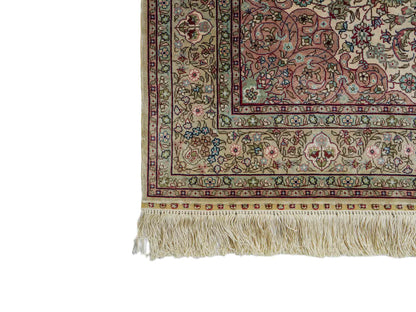 Sehr feiner, handgeknüpfter Khademi Orientteppich mit Hereke Design aus purer Seide, creme, weiß, beige. 307x79 cm. Vertrieb durch Jupiter Intl.