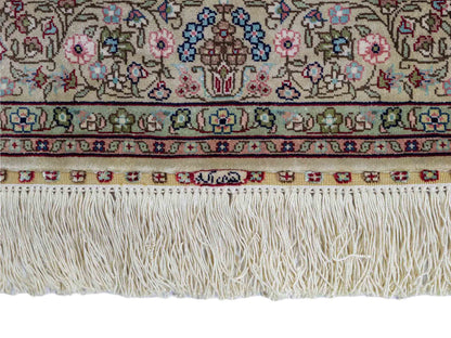 Sehr feiner, handgeknüpfter Khademi Orientteppich mit Hereke Design aus purer Seide, creme, weiß, beige. 307x79 cm. Vertrieb durch Jupiter Intl.