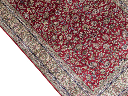 Sehr feiner, handgeknüpfter Khademi Orientteppich mit Hereke Design aus purer Seide, rot, creme, weiß. 308x79 cm. Vertrieb durch Jupiter Intl.