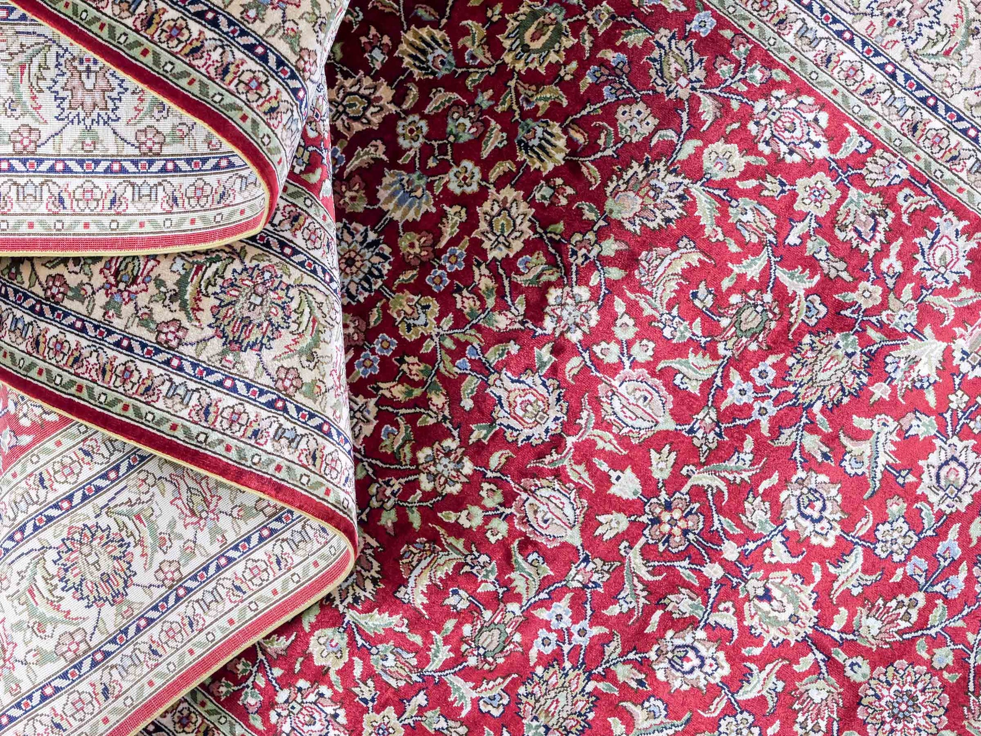 Sehr feiner, handgeknüpfter Khademi Orientteppich mit Hereke Design aus purer Seide, rot, creme, weiß. 308x79 cm. Vertrieb durch Jupiter Intl.