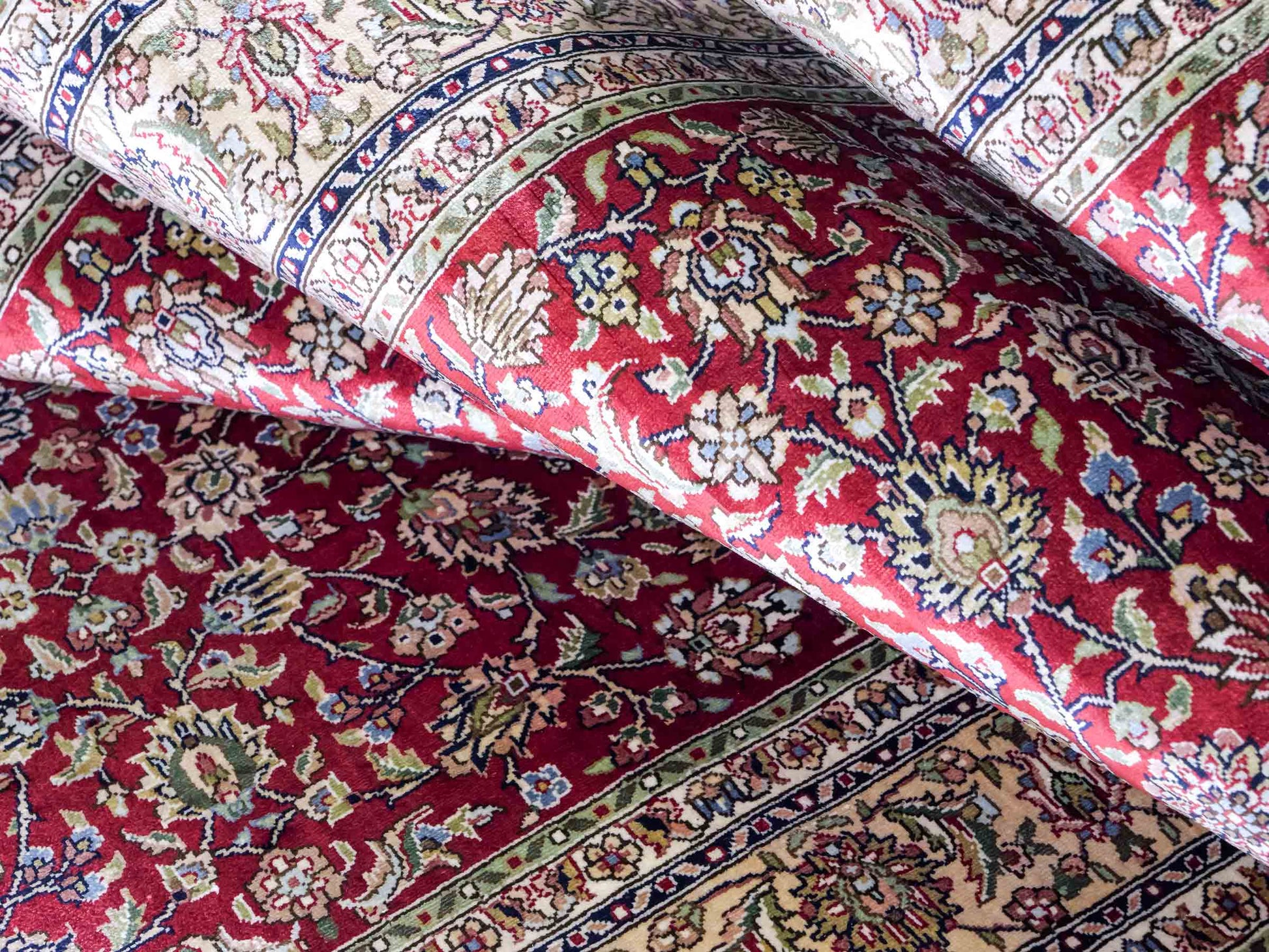 Sehr feiner, handgeknüpfter Khademi Orientteppich mit Hereke Design aus purer Seide, rot, creme, weiß. 308x79 cm. Vertrieb durch Jupiter Intl.