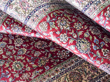Sehr feiner, handgeknüpfter Khademi Orientteppich mit Hereke Design aus purer Seide, rot, creme, weiß. 308x79 cm. Vertrieb durch Jupiter Intl.