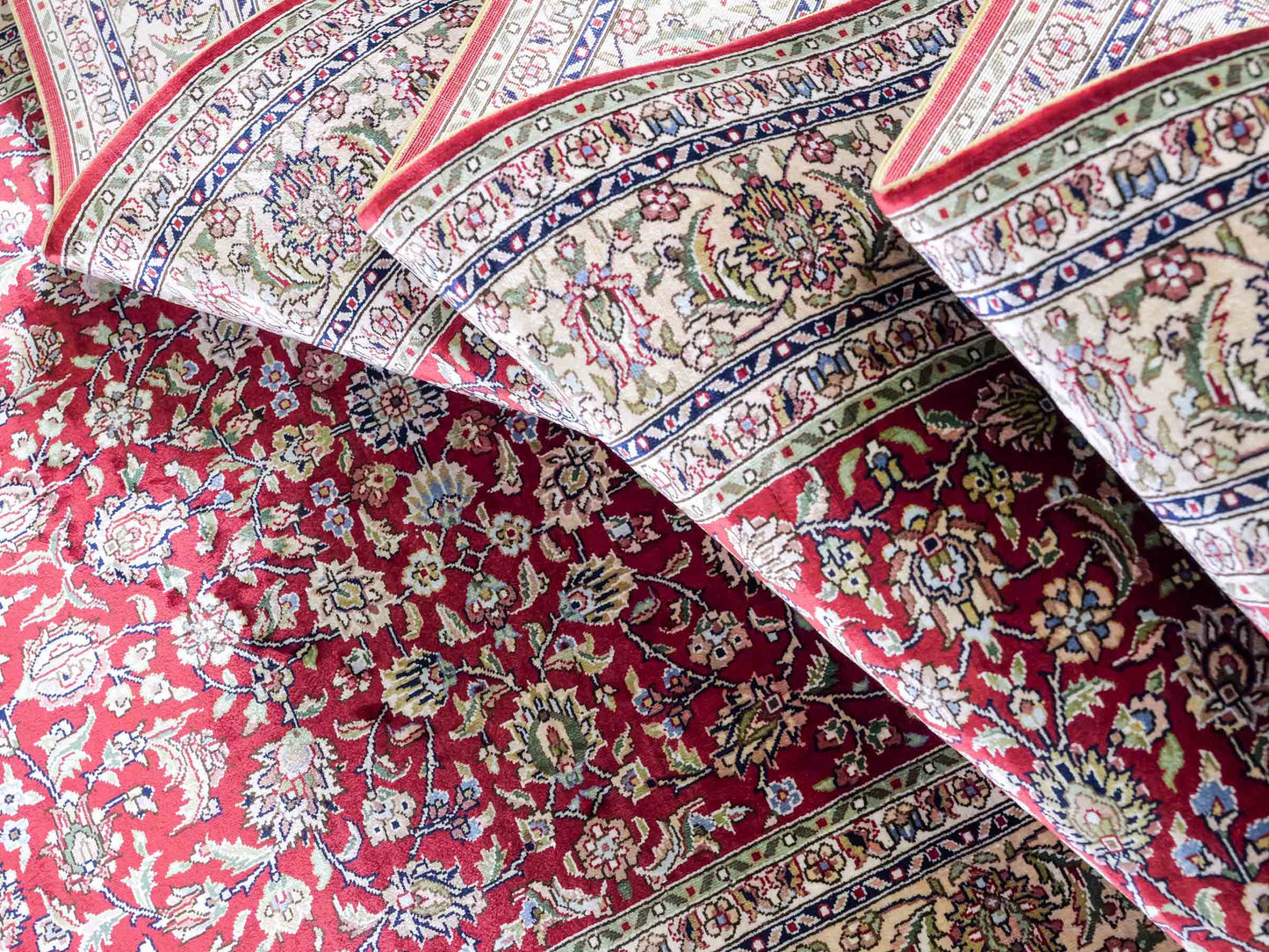 Sehr feiner, handgeknüpfter Khademi Orientteppich mit Hereke Design aus purer Seide, rot, creme, weiß. 308x79 cm. Vertrieb durch Jupiter Intl.