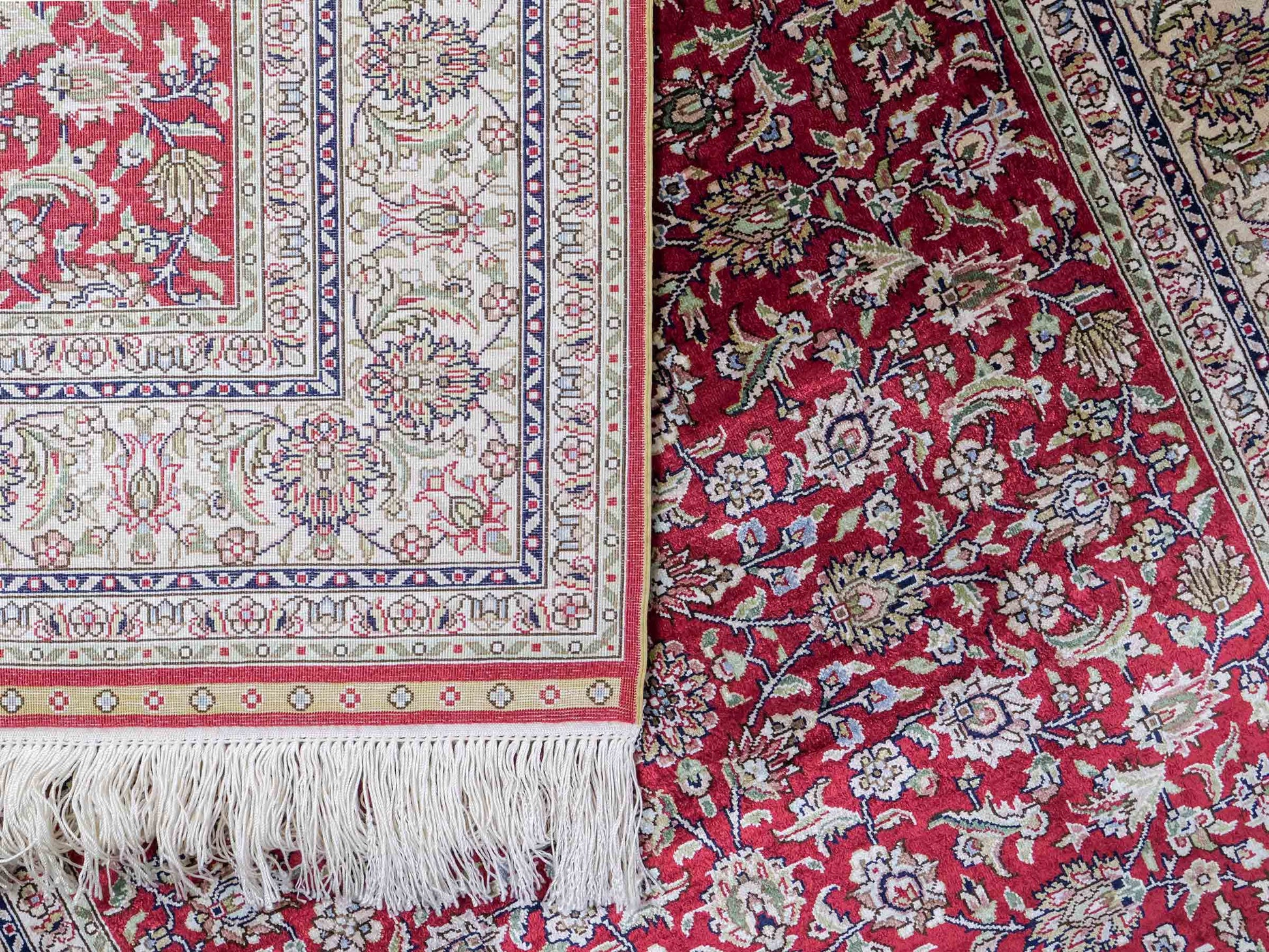 Sehr feiner, handgeknüpfter Khademi Orientteppich mit Hereke Design aus purer Seide, rot, creme, weiß. 308x79 cm. Vertrieb durch Jupiter Intl.
