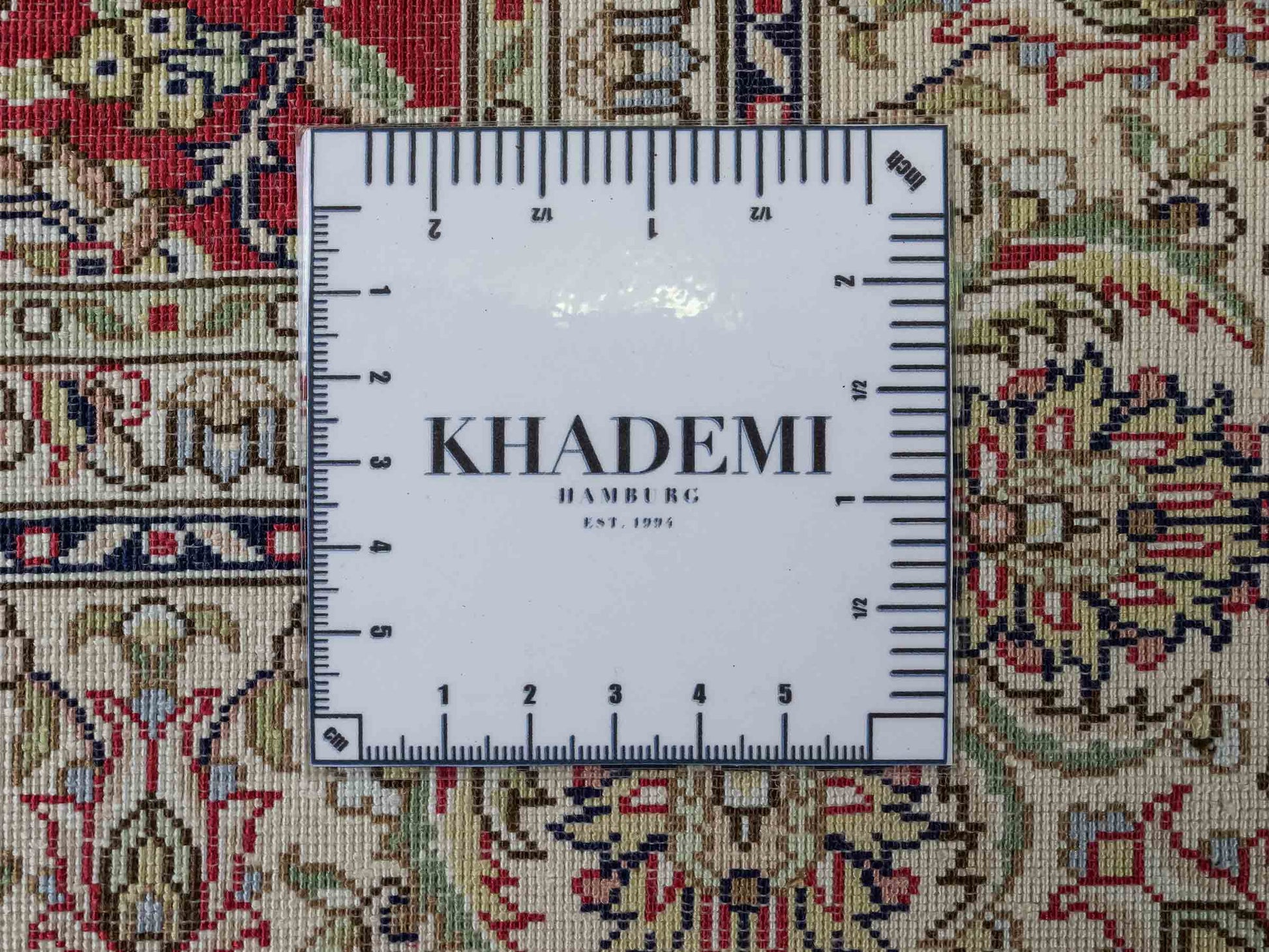 Sehr feiner, handgeknüpfter Khademi Orientteppich mit Hereke Design aus purer Seide, rot, creme, weiß. 308x79 cm. Vertrieb durch Jupiter Intl.