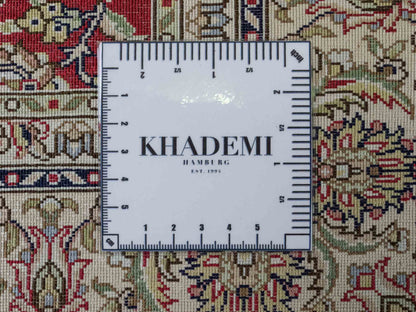Sehr feiner, handgeknüpfter Khademi Orientteppich mit Hereke Design aus purer Seide, rot, creme, weiß. 308x79 cm. Vertrieb durch Jupiter Intl.