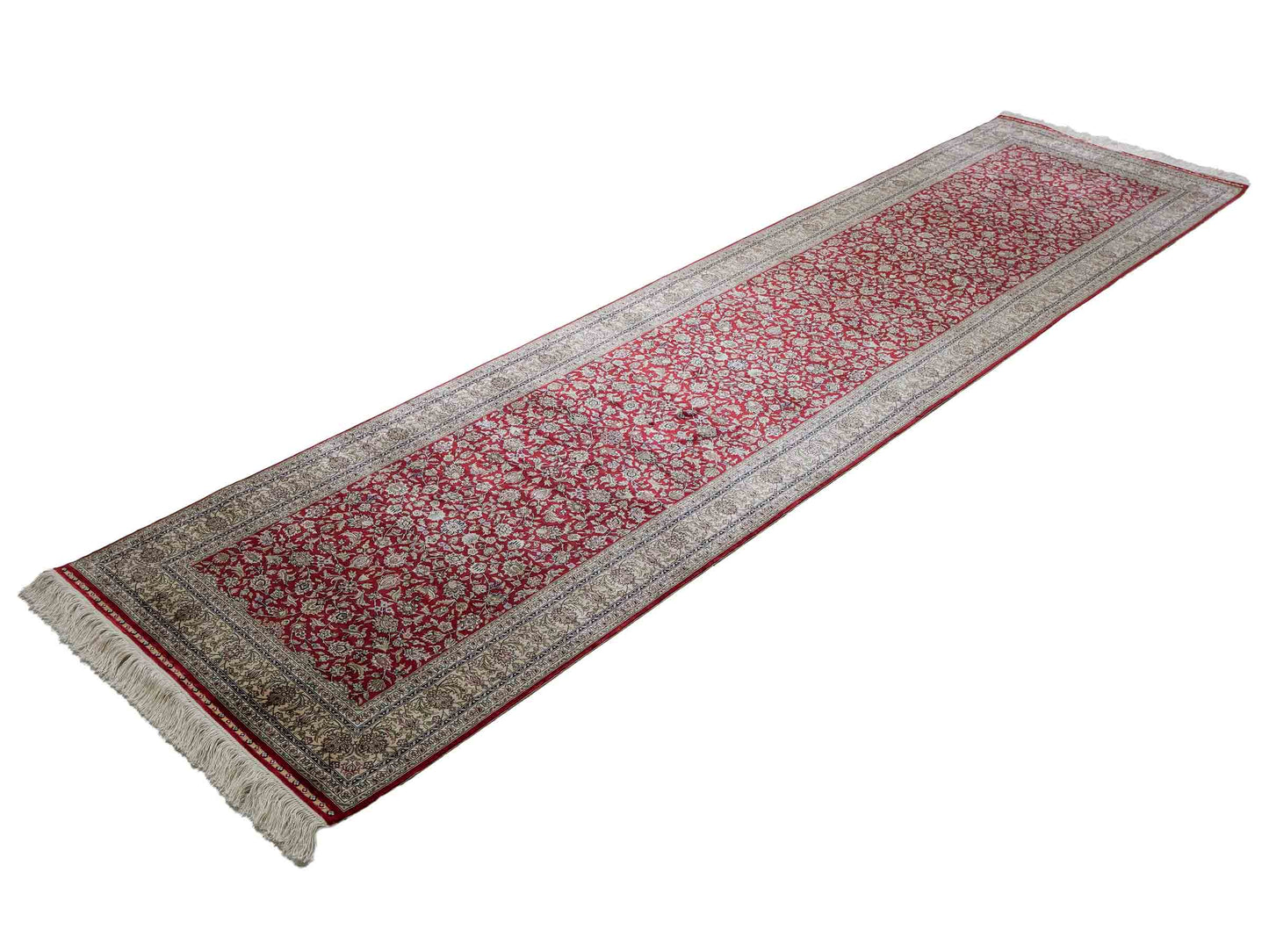 Sehr feiner, handgeknüpfter Khademi Orientteppich mit Hereke Design aus purer Seide, rot, creme, weiß. 308x79 cm. Vertrieb durch Jupiter Intl.