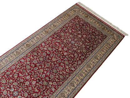 Sehr feiner, handgeknüpfter Khademi Orientteppich mit Hereke Design aus purer Seide, rot, creme, weiß. 308x79 cm. Vertrieb durch Jupiter Intl.