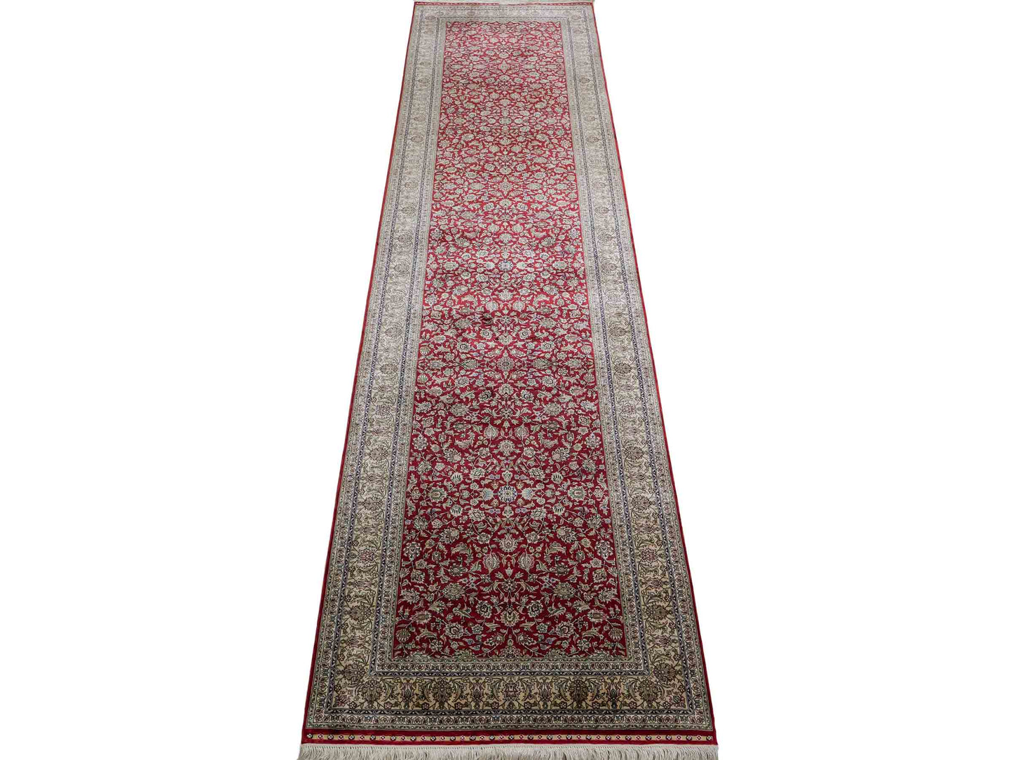 Sehr feiner, handgeknüpfter Khademi Orientteppich mit Hereke Design aus purer Seide, rot, creme, weiß. 308x79 cm. Vertrieb durch Jupiter Intl.