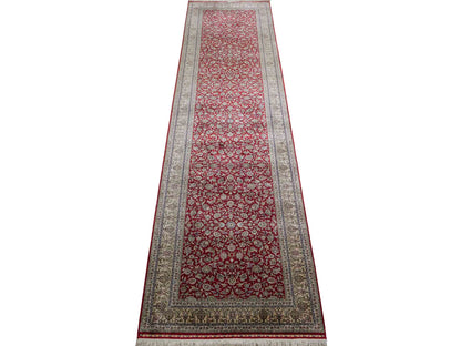 Sehr feiner, handgeknüpfter Khademi Orientteppich mit Hereke Design aus purer Seide, rot, creme, weiß. 308x79 cm. Vertrieb durch Jupiter Intl.