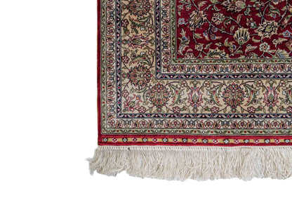 Sehr feiner, handgeknüpfter Khademi Orientteppich mit Hereke Design aus purer Seide, rot, creme, weiß. 308x79 cm. Vertrieb durch Jupiter Intl.