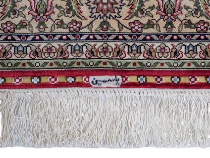 Sehr feiner, handgeknüpfter Khademi Orientteppich mit Hereke Design aus purer Seide, rot, creme, weiß. 308x79 cm. Vertrieb durch Jupiter Intl.