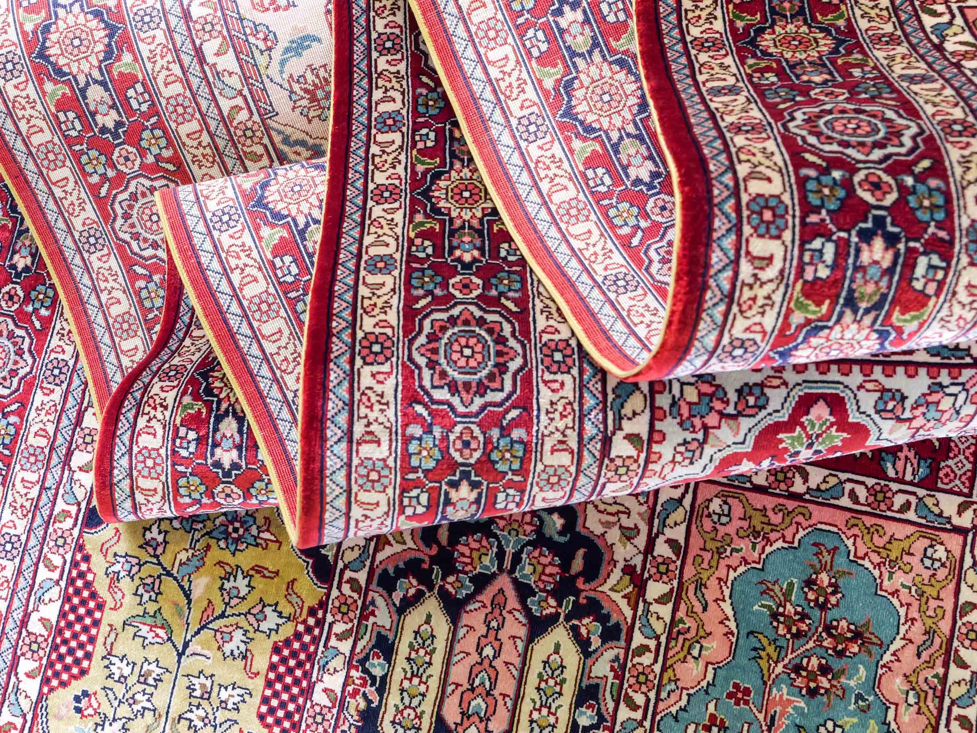 Sehr feiner, handgeknüpfter Khademi Orientteppich Läufer mit Hereke Design aus Seide, rot, multicolor. 368x78 cm. Vertrieb durch Jupiter Intl.