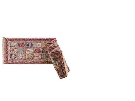 Sehr feiner, handgeknüpfter Khademi Orientteppich Läufer mit Hereke Design aus Seide, rot, multicolor. 368x78 cm. Vertrieb durch Jupiter Intl.