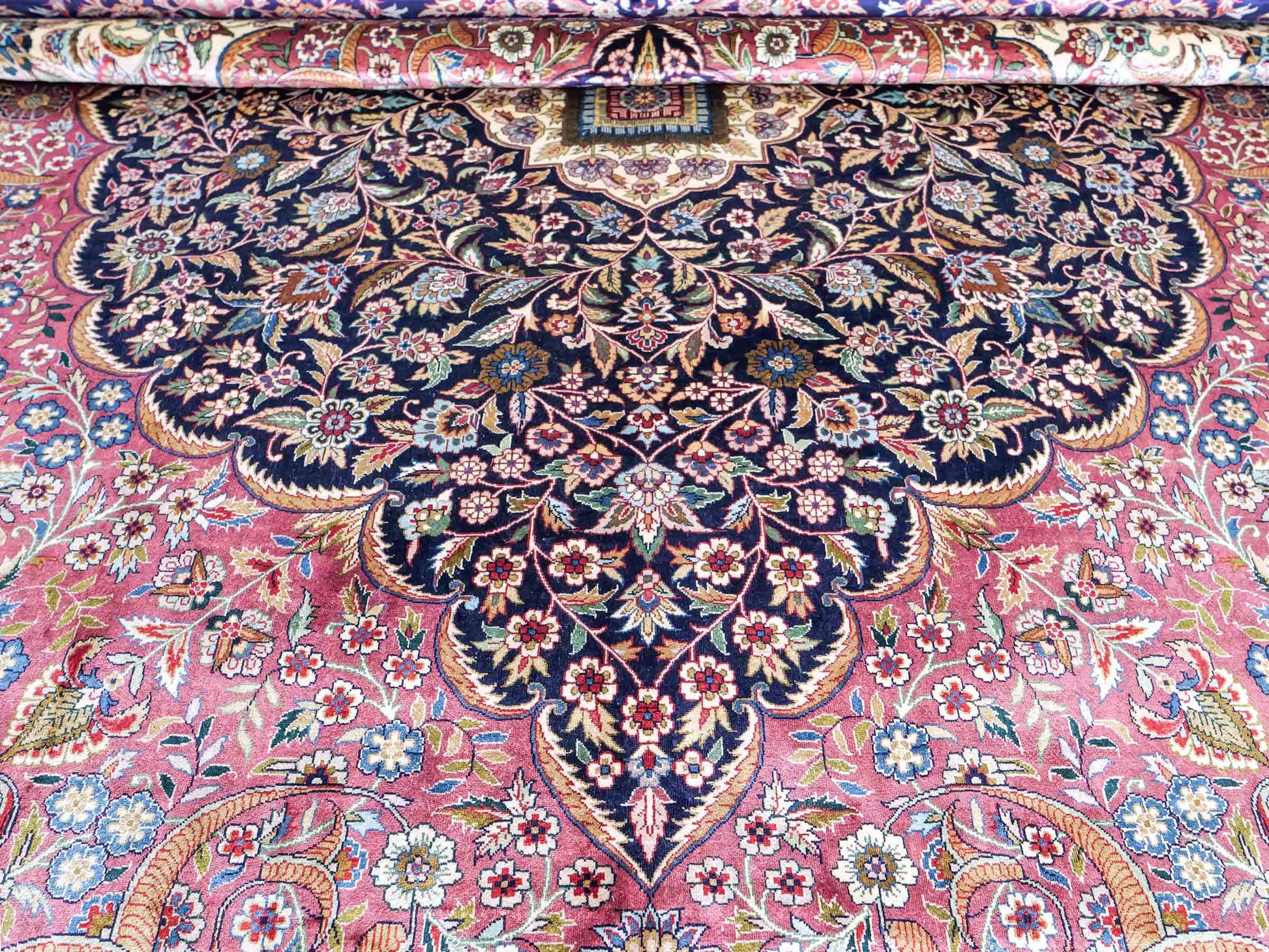 Sehr feiner, handgeknüpfter Khademi Orientteppich mit Hereke Design aus reiner Seide, rosa, blau, weiß. 370x279 cm. Vertrieb durch Jupiter Intl.