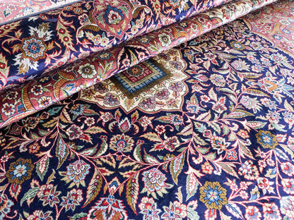 Sehr feiner, handgeknüpfter Khademi Orientteppich mit Hereke Design aus reiner Seide, rosa, blau, weiß. 370x279 cm. Vertrieb durch Jupiter Intl.
