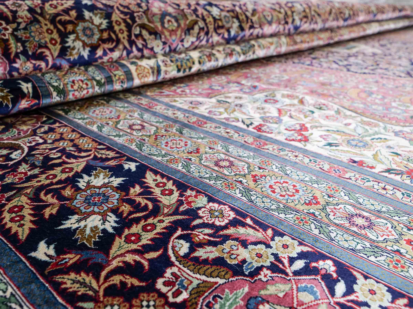 Sehr feiner, handgeknüpfter Khademi Orientteppich mit Hereke Design aus reiner Seide, rosa, blau, weiß. 370x279 cm. Vertrieb durch Jupiter Intl.