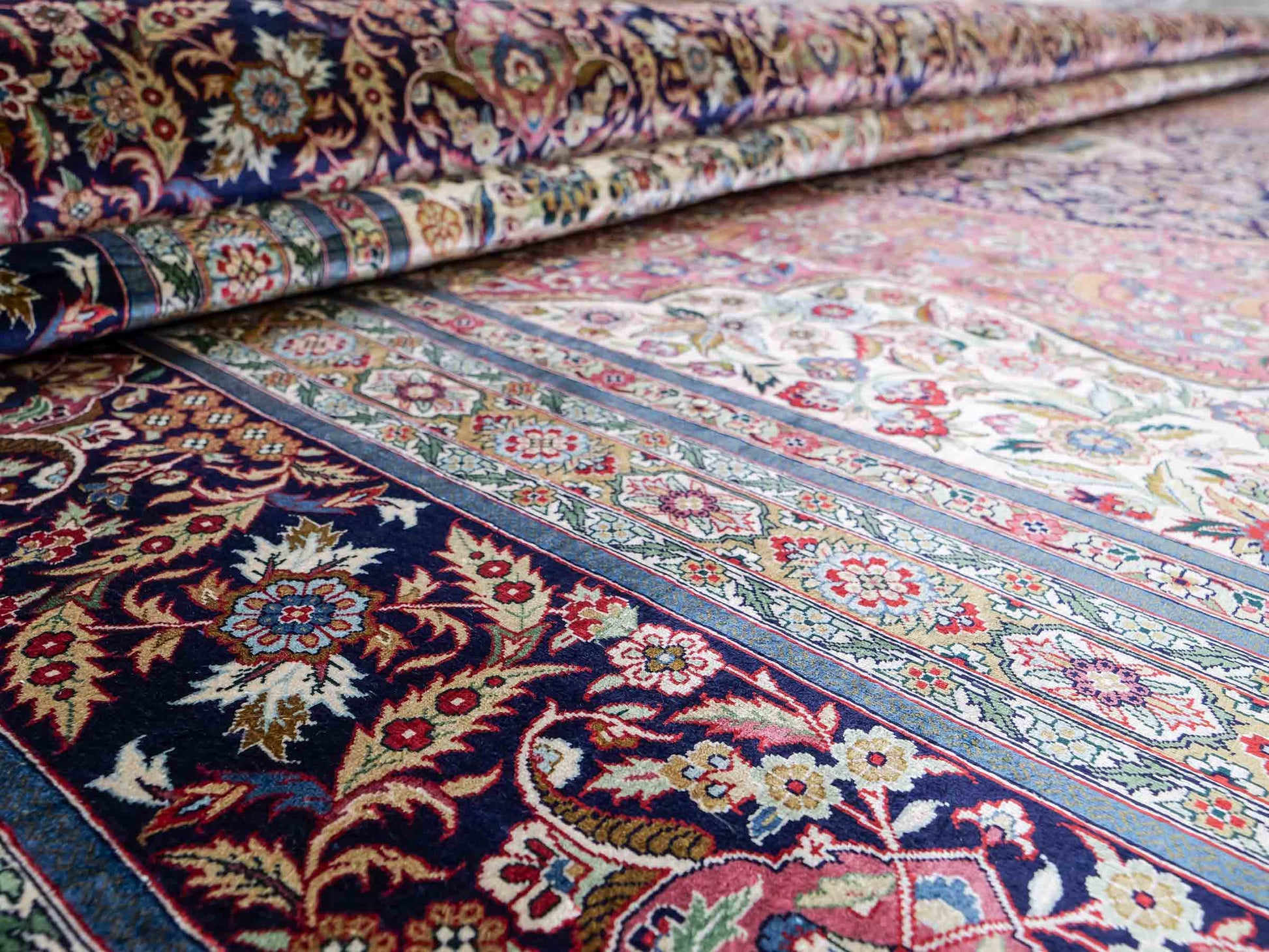 Sehr feiner, handgeknüpfter Khademi Orientteppich mit Hereke Design aus reiner Seide, rosa, blau, weiß. 370x279 cm. Vertrieb durch Jupiter Intl.