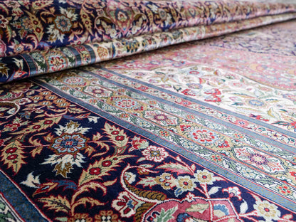 Sehr feiner, handgeknüpfter Khademi Orientteppich mit Hereke Design aus reiner Seide, rosa, blau, weiß. 370x279 cm. Vertrieb durch Jupiter Intl.