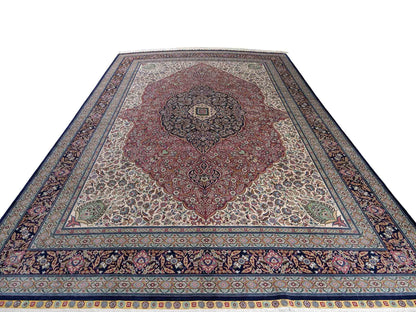 Sehr feiner, handgeknüpfter Khademi Orientteppich mit Hereke Design aus reiner Seide, rosa, blau, weiß. 370x279 cm. Vertrieb durch Jupiter Intl.