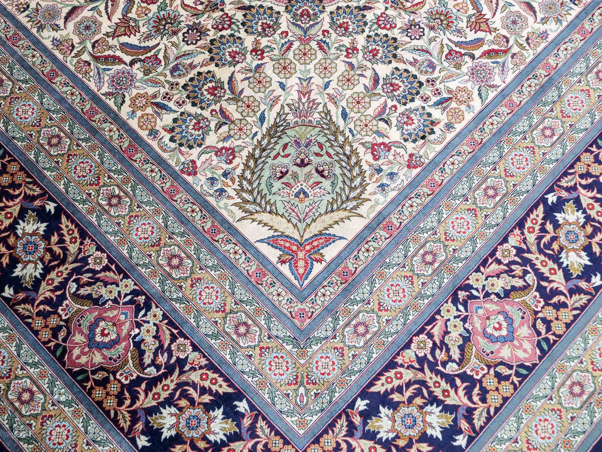 Sehr feiner, handgeknüpfter Khademi Orientteppich mit Hereke Design aus reiner Seide, rosa, blau, weiß. 370x279 cm. Vertrieb durch Jupiter Intl.