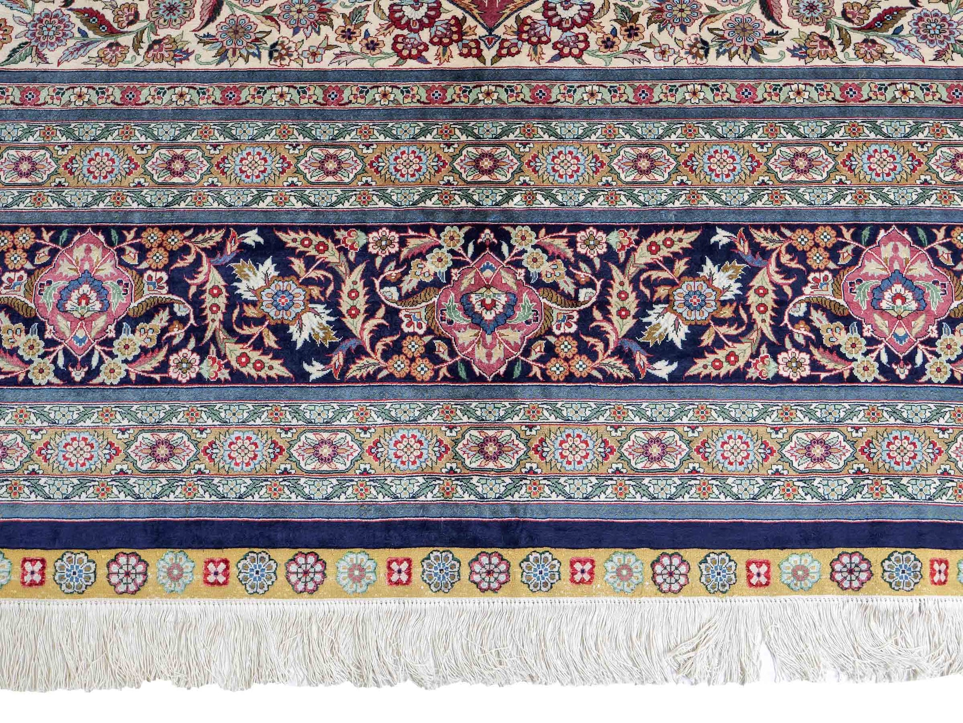 Sehr feiner, handgeknüpfter Khademi Orientteppich mit Hereke Design aus reiner Seide, rosa, blau, weiß. 370x279 cm. Vertrieb durch Jupiter Intl.