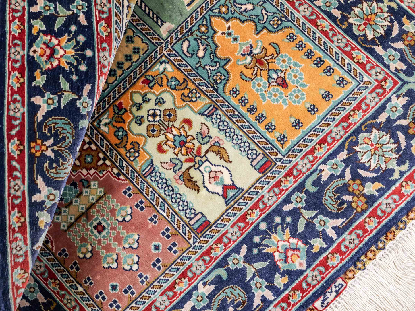 Sehr feiner, handgeknüpfter Khademi Orientteppich aus reiner Seide mit Hereke Design, blau, multicolor. 61x47 cm. Vertrieb durch Jupiter Intl.