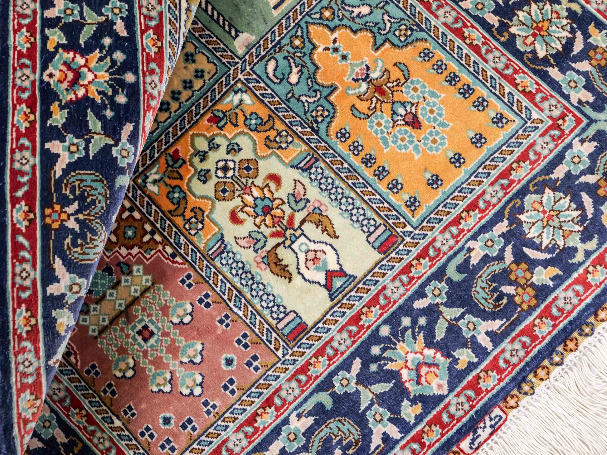 Sehr feiner, handgeknüpfter Khademi Orientteppich aus reiner Seide mit Hereke Design, blau, multicolor. 61x47 cm. Vertrieb durch Jupiter Intl.