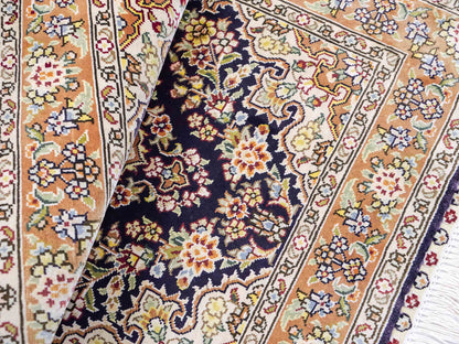 Sehr feiner, handgeknüpfter Khademi Orientteppich mit Hereke Design aus reiner Seide, blau, beige. 61x47 cm. Vertrieb durch Jupiter Intl.