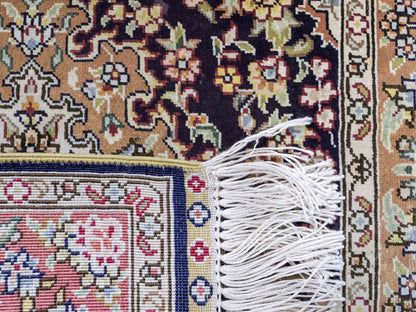 Sehr feiner, handgeknüpfter Khademi Orientteppich mit Hereke Design aus reiner Seide, blau, beige. 61x47 cm. Vertrieb durch Jupiter Intl.