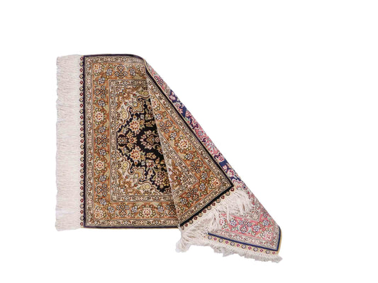 Sehr feiner, handgeknüpfter Khademi Orientteppich mit Hereke Design aus reiner Seide, blau, beige. 61x47 cm. Vertrieb durch Jupiter Intl.