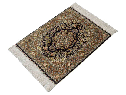 Sehr feiner, handgeknüpfter Khademi Orientteppich mit Hereke Design aus reiner Seide, blau, beige. 61x47 cm. Vertrieb durch Jupiter Intl.