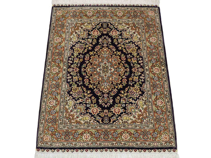 Sehr feiner, handgeknüpfter Khademi Orientteppich mit Hereke Design aus reiner Seide, blau, beige. 61x47 cm. Vertrieb durch Jupiter Intl.