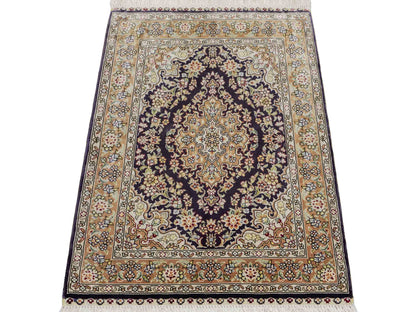 Sehr feiner, handgeknüpfter Khademi Orientteppich mit Hereke Design aus reiner Seide, blau, beige. 61x47 cm. Vertrieb durch Jupiter Intl.