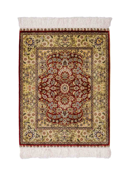 Sehr feiner, handgeknüpfter Khademi Orientteppich mit Hereke Design aus reiner Seide, rot, grün. 62x47 cm. Vertrieb durch Jupiter Intl.