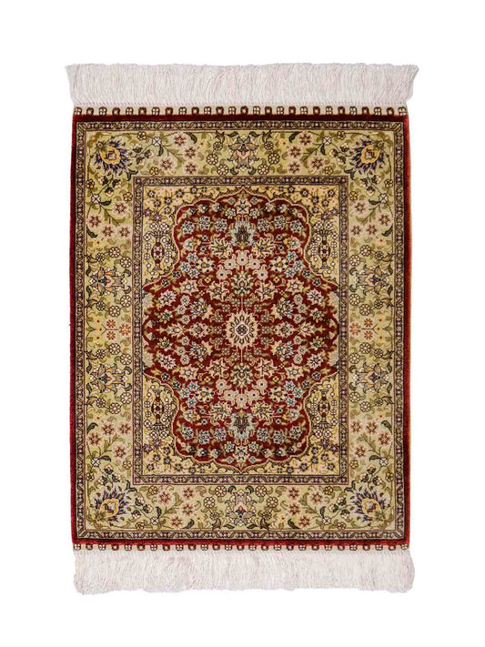 Sehr feiner, handgeknüpfter Khademi Orientteppich mit Hereke Design aus reiner Seide, rot, grün. 62x47 cm. Vertrieb durch Jupiter Intl.