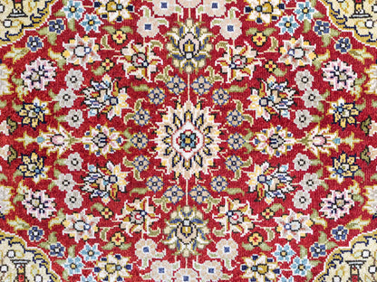 Sehr feiner, handgeknüpfter Khademi Orientteppich mit Hereke Design aus reiner Seide, rot, grün. 62x47 cm. Vertrieb durch Jupiter Intl.