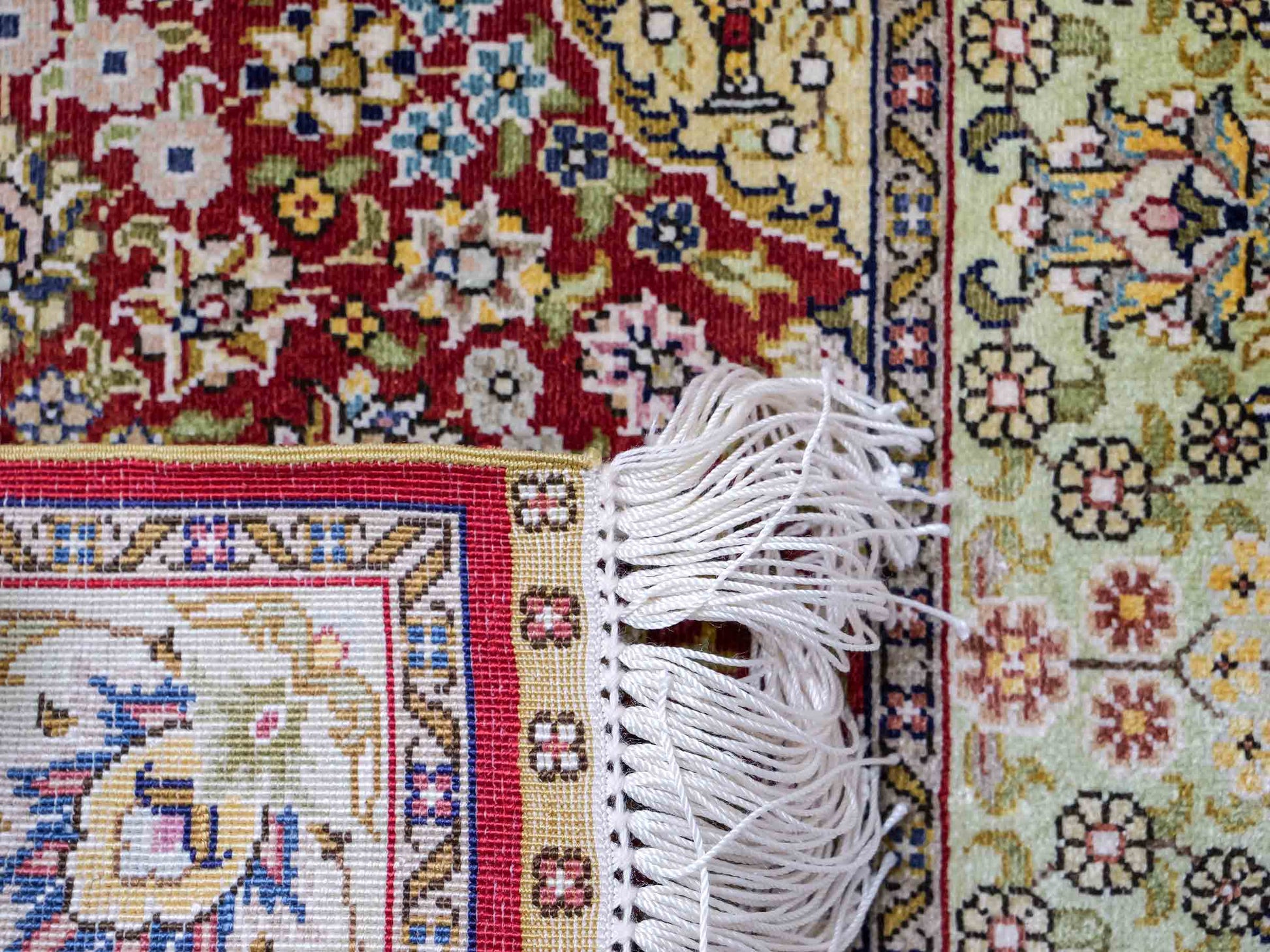 Sehr feiner, handgeknüpfter Khademi Orientteppich mit Hereke Design aus reiner Seide, rot, grün. 62x47 cm. Vertrieb durch Jupiter Intl.