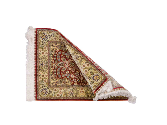 Sehr feiner, handgeknüpfter Khademi Orientteppich mit Hereke Design aus reiner Seide, rot, grün. 62x47 cm. Vertrieb durch Jupiter Intl.