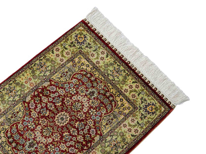 Sehr feiner, handgeknüpfter Khademi Orientteppich mit Hereke Design aus reiner Seide, rot, grün. 62x47 cm. Vertrieb durch Jupiter Intl.