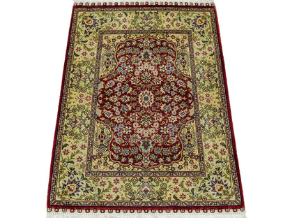 Sehr feiner, handgeknüpfter Khademi Orientteppich mit Hereke Design aus reiner Seide, rot, grün. 62x47 cm. Vertrieb durch Jupiter Intl.