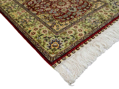 Sehr feiner, handgeknüpfter Khademi Orientteppich mit Hereke Design aus reiner Seide, rot, grün. 62x47 cm. Vertrieb durch Jupiter Intl.