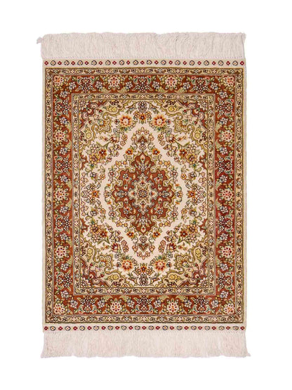 Sehr feiner, handgeknüpfter Khademi Orientteppich mit Hereke Design aus reiner Seide, creme, weiß, rosa. 62x47 cm. Vertrieb durch Jupiter Intl.